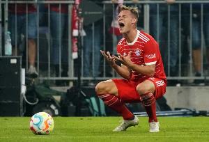 烦死了拜仁边后卫告急，基米希被问“客串”变脸：叕问这个？