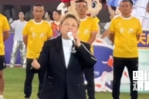 韩红为川超揭幕战献唱，并带领全场齐呼“川超雄起”