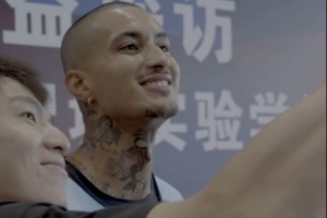 库兹马：最美好的时刻是和孩子们在球场上 他们的笑容说明了一切