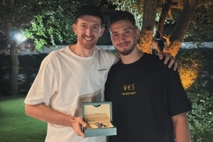 兑现承诺！申京&奥斯马尼合影 后者手持申京赠送的劳力士手表