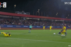 巴萨进第三球时有球迷手持巴勒斯坦国旗冲进球场，引发赫塔菲抗议