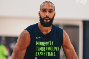 光头造型引人注目！森林狼官方晒中锋戈贝尔训练照