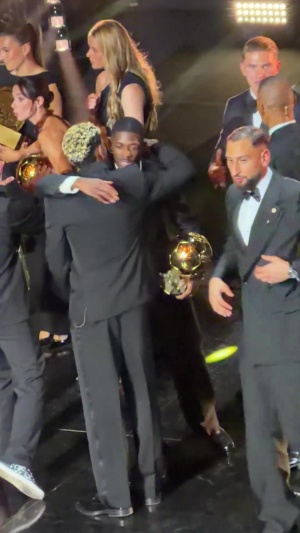 Respect金球奖仪式结束后，亚马尔在旁等待并祝贺登贝莱获奖