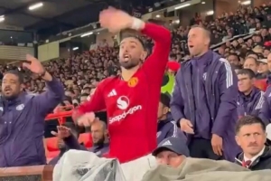 渴望胜利！B费对阵切尔西被换下后在替补席很着急，大声呼喊队友