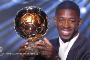 记者：巴黎在王子公园球场筹备庆典，庆祝登贝莱获得金球奖