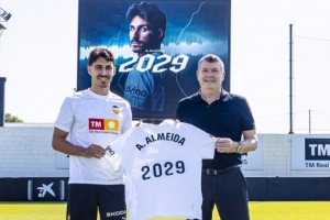 官方：瓦伦西亚与25岁中场安德烈-阿尔梅达续约至2029年