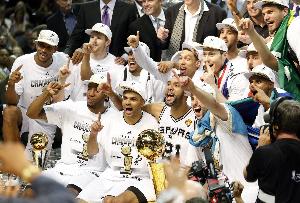 小卡2014年获得FMVP后 卡舅开始对其商业价值产生兴趣并开始发力