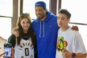 赵继伟妻子晒与哈利伯顿的合照：在印第安纳的我们