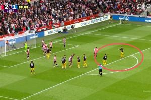 该传的！库尼亚直接打门未传球，B费不满角球进攻仍在与前者交流