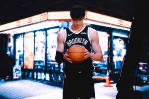 曾凡博晒身穿篮网球衣照：由衷感谢大家 我会去全力追赶这个夏天