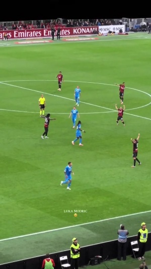 仰天长啸！10人米兰守住胜果，魔笛哨响后跪地振臂+拥抱众人