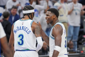 爱德华兹：杰登和里德都很安静 我们仨性格完全不同但特别合得来