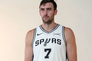 为何与科内特双塔更有效？文班：成熟度耐心和经验都比以往有提升