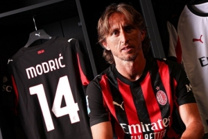 米体：莫德里奇本赛季场均踢77分钟超过前四个赛季，1周1赛是关键