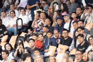 是偶像也是爸爸队友！周琦儿子“糊糊”被曾凡博抱起 2人亲密互动