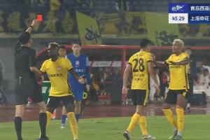 逆天！张呈栋不满判罚追着边裁骂，被主裁直红罚下，西海岸剩9人