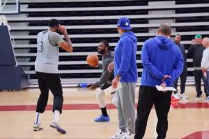 别闹伤还没好呢！欧文训练时想和浓眉单挑 被基德及时制止