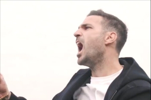 激情！战胜尤文后小法冲入球员堆庆祝，向看台“农夫三拳”谢场