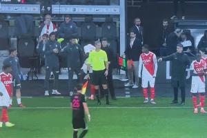 不给新帅面子法蒂被换后没握手直接下场，遭主帅“死亡凝视”