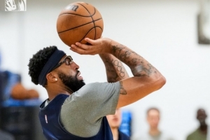 新赛季冲！独行侠训练照：弗拉格扣篮 浓眉戴护目镜投篮 欧文现身