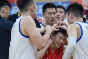 弱小无助王岚嵚晒被辽宁队员疯狂摸头图：全运会加油嗷～