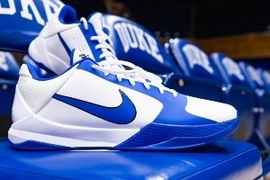 白蓝配色！杜克大学晒出最新专属非市售Kobe 5球鞋