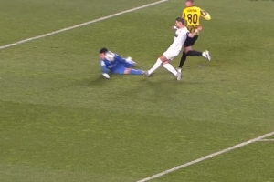 硬汉凯拉特门将出击用头挡出对手单刀 欧冠5次扑救获10分满分