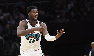 发挥不佳！小贾伦-杰克逊上半场6中3拿到9分 出现4次犯规4次失误