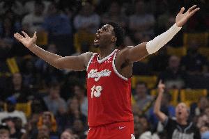 镇守篮下！小贾伦受困犯规仅打26分钟 但砍下18分8篮板6盖帽