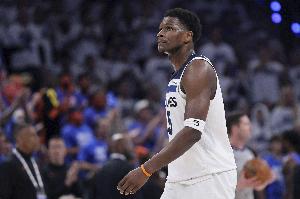 50%命中率！爱德华兹上半场12投6中&三分6中3得到18分5板1助1帽