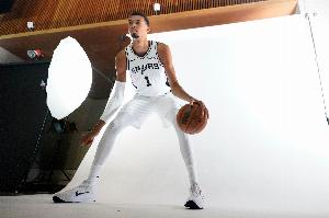 没投三分！Skip：文班展现强大攻防实力 我就说他少投三分就好了