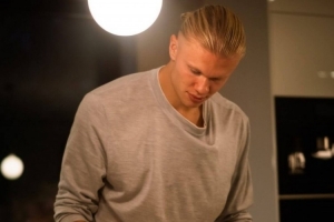 哈兰德在家使用红外线理疗促进血液循环，本人是吃货&烹饪爱好者