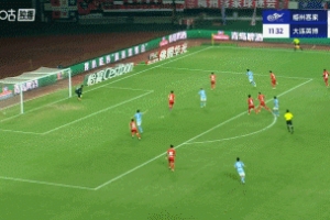 梅州逃过一劫！佩尼亚中路一漏，闫鹏点球点打门击中立柱弹出