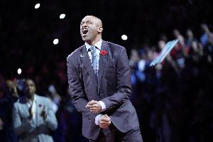 卡特谈猛龙球衣退役仪式上激动落泪：那只是我身体的本能反应