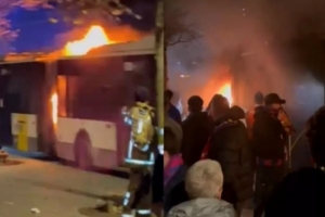 每体：巴萨球迷在布鲁日巴士内纵火被捕，另两人携带烟火被查