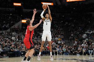 有来有回~申京顺下力压文班空接2+1 文班回头2楼空接申京只能目送