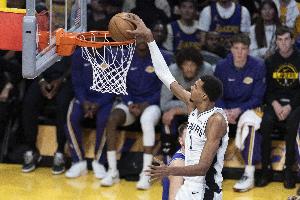 无处不在！文班亚马追身送钉板大帽 随后反击飙中加长三分