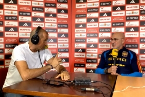 回应!德拉富恩特：亚马尔离开时很伤心 有俱乐部曾感谢我照顾球员