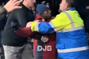 邮报：阿森纳知名球迷与桑德兰球迷冲突，被安保人员抓衣服推搡