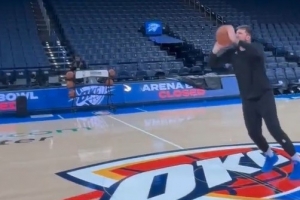 这不是P的！东契奇踩着中场Logo 超远三分三连中还都是空心