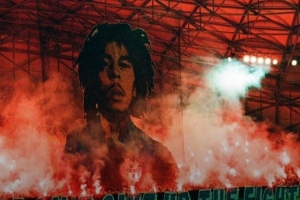 球迷燃放烟花违规！马赛被罚款7万余欧元+部分看台关闭但缓期执行