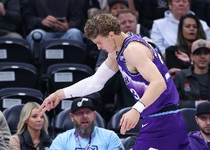 厉害！马尔卡宁连续两场砍下40+同时命中5+三分 队史首人