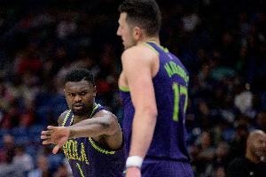 画蛇添足！马特科维奇左手拽筐右手扣篮 被吹进攻干扰球