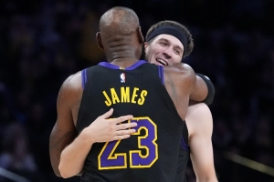 大胆老詹采访时里夫斯插话：很棒的G联盟球员 G联盟培养了他