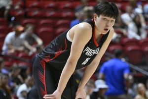 杨瀚森快攻没接住吃帽 更多还是对抗和力量不足的问题 还需提升