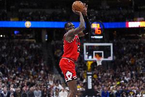 也不咋好！杰伦·史密斯替补12分钟 6中2&三分4中1拿到5分2帽