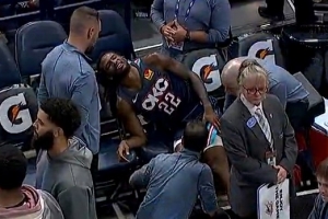 可别有大碍！卡森·华莱士挤掩护时被雷诺撞到大腿 受伤下场