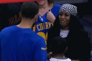 值回票价！库里今日虽然不能出战 但仍积极与小球迷们合影留念