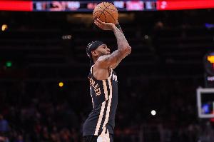 高难度！亚历山大·沃克滞空上篮得手 老鹰完成9-2攻击波反超马刺