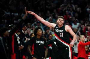 记者：在开拓者教练组看来 能增加前场板机会球员才会获更多时间